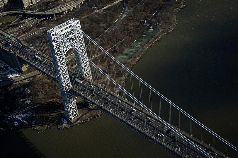 Die George-Washington-Bridge verbindet als einzige Brücke New York City mit dem westlichen Festland von New Jersey - einem Nachbarn, über den die New Yorker sich gerne herablassend äußern, da es in New Jersey "ländlicher" zugehe als im großen New York, das niemals schläft. Spektakuläre Luftaufnahmen aus New York City - die Bilder zum Durchklicken!