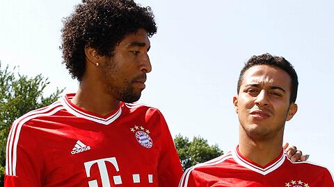 Dante (l.) und Bayerns Neuzugang Thiago Alcántara.