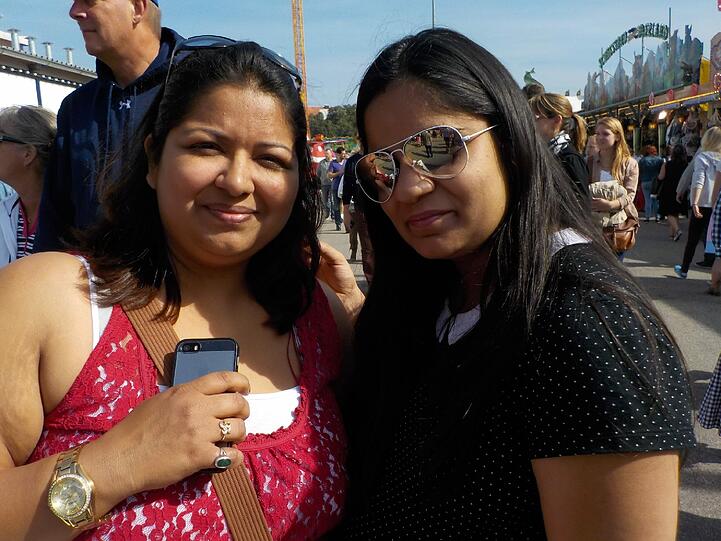 Arora Bhawna (27) und Smriti Suhag (29) aus Neu Delhi: &bdquo;Wir haben in Indien auch viele sehr große Feste, und wir trinken gerne und viel Bier. Der Platz hier ist völlig international und bietet Vergnügen für alle Altersgruppen, das ist das große Geheimnis dahinter. Wenn wir Brezel essen, von einem Schoko-Apfel probieren und gebrannte Mandeln, ist der Nachmittag für uns vollkommen.&ldquo;