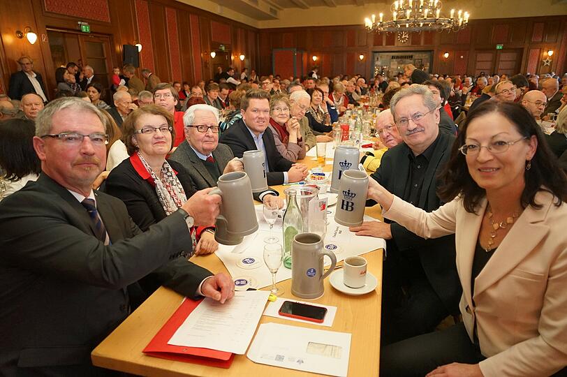 Entspannt, aber angriffslustig: SPD-Chefin Claudia Tausend (vorne) empfing im Hofbräukeller ihre Genossen zum Dreikönigstreffen, hier im Bild von links Alexander Reißl, Christine Strobl, Hans Jochen Vogel, Florian Post und Christian Ude, Claudia Tausend.