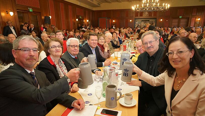 Entspannt, aber angriffslustig: SPD-Chefin Claudia Tausend (vorne) empfing im Hofbräukeller ihre Genossen zum Dreikönigstreffen, hier im Bild von links Alexander Reißl, Christine Strobl, Hans Jochen Vogel, Florian Post und Christian Ude, Claudia Tausend. Entspannt, aber angriffslustig: SPD-Chefin Claudia Tausend (vorne) empfing im Hofbräukeller ihre Genossen zum Dreikönigstreffen, hier im Bild von links Alexander Reißl, Christine Strobl, Hans Jochen Vogel, Florian Post und Christian Ude, Claudia Tausend.