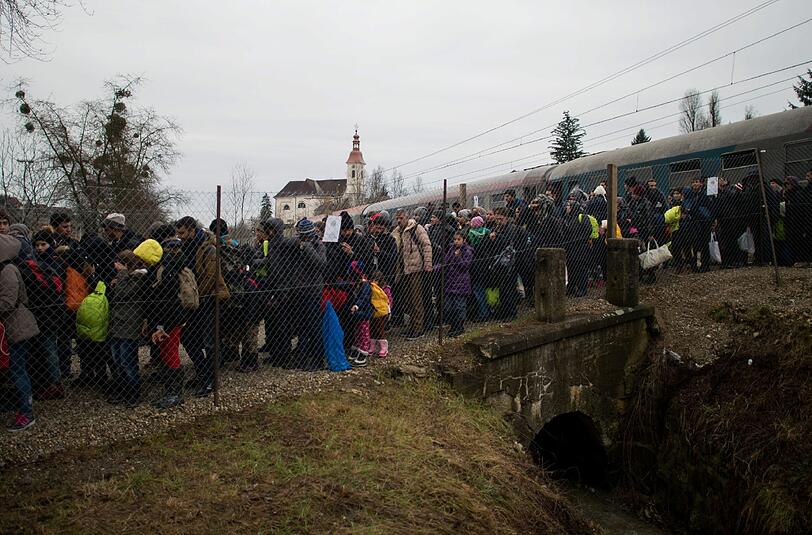 Flüchtlinge an der österreichisch-slowenischen Grenze.