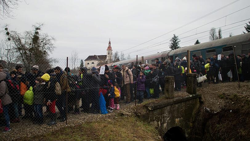 Flüchtlinge an der österreichisch-slowenischen Grenze. Flüchtlinge an der österreichisch-slowenischen Grenze.