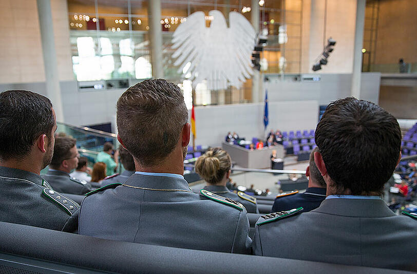 Die Bundeswehr ist eine Parlamentsarmee, denn die Einsätze müssen durch den Bundestag genehmigt werden. Foto: Hannibal/Archiv