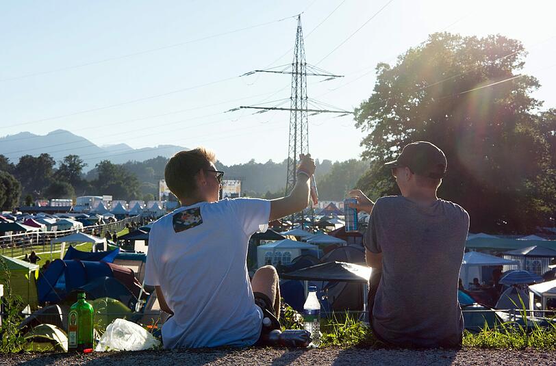 Tag 1: Seeufer und Bergkulisse mit Beats, Gitarren und polyrhythmischen Klängen - das 22. Chiemsee Summer Festival in Übersee geht noch bis Sonntag.