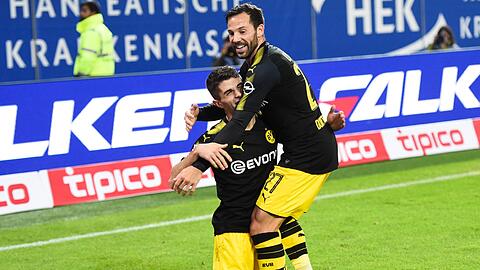 Jubeln: Dortmunds Christian Pulisic (l.) und Gonzalo Castro. Borussia Dortmund hat Meister Bayern München nun wieder auf den zweiten Platz verdrängt.
