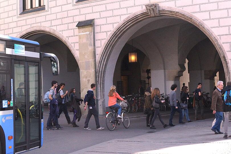 Auch am Tor daneben wird's eng, wenn von hinten der Bus durchfährt.