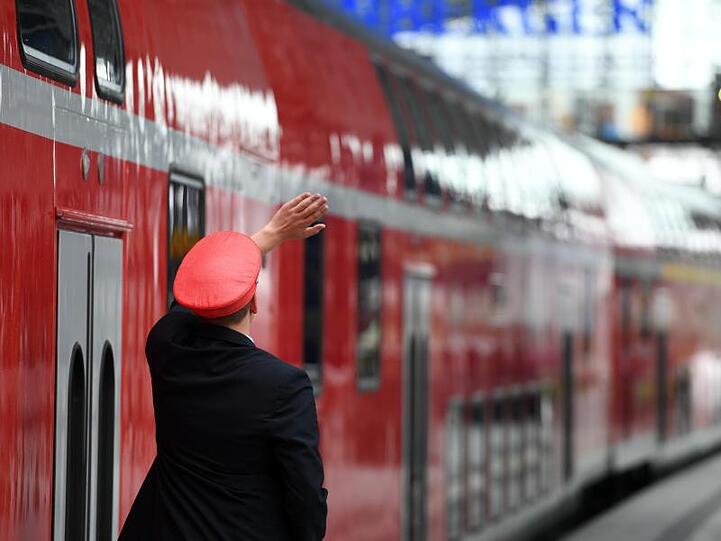 Ein Zug der Bahn wird abgefertigt. Foto: picture alliance / Soeren Stache/dpa