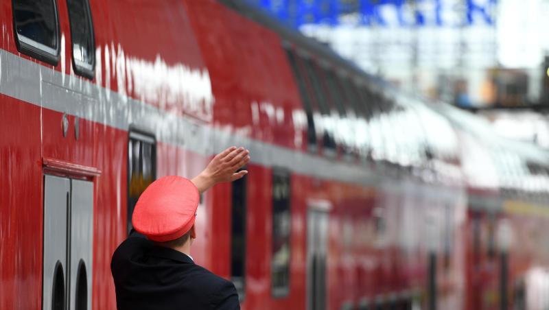 Ein Zug der Bahn wird abgefertigt. Foto: picture alliance / Soeren Stache/dpa Ein Zug der Bahn wird abgefertigt. Foto: picture alliance / Soeren Stache/dpa