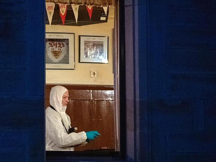 Spurensicherung im Wirtshaus: Hier wurden zwei der sechs erschossenen Menschen gefunden.