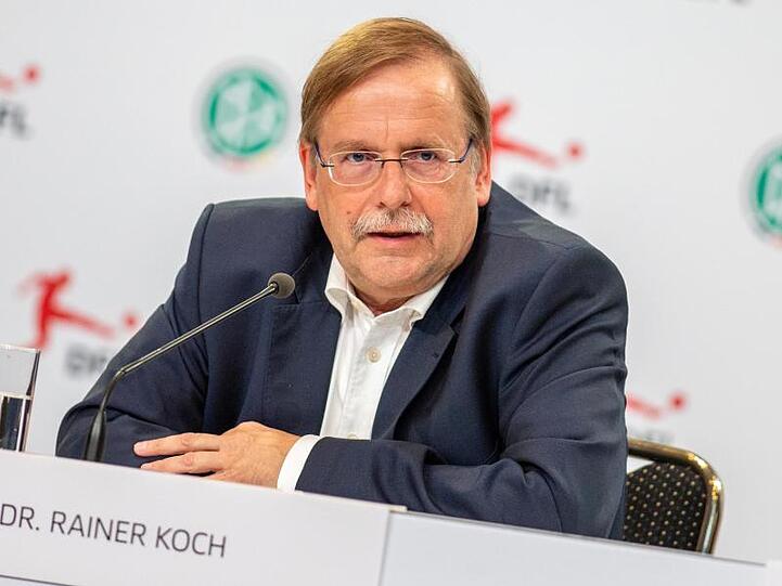 DFB-Vizepräsident Rainer Koch spricht bei einer Pressekonferenz. Foto: Andreas Gora/dpa/Archivbild