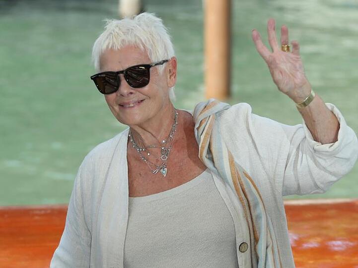 Die britische Schauspielerin Judi Dench kommt zum Photocall des Filmes "Victoria and Abdul". Foto: Joel Ryan/Archiv