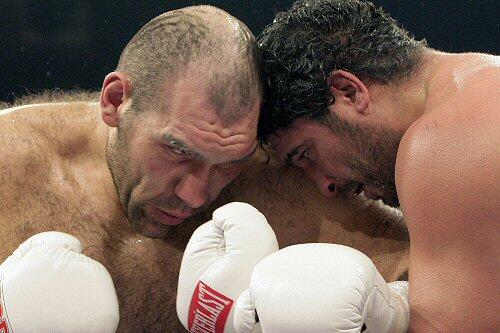 Gegen John Ruiz gewann Walujew 2005 noch seinen WM-Kampf. Nun geht es für den russischen Hühnen gegen Holyfield.