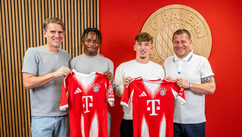Von links: Sportdirektor Christoph Freund, Wisdom Mike, Lennart Karl und Sportvorstand Max Eberl.