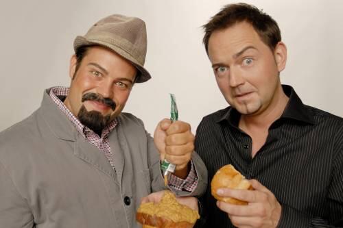 Josef Nullinger ist nicht nur Studiotechniker, sondern auch zuständig für die richtige Ernährung von Stefan Meixner (rechts).