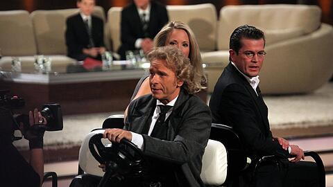 Thomas Gottschalk empfing Karl-Theodor zu Guttenberg (r.) unter anderem einst bei "Wetten, dass..?". Thomas Gottschalk empfing Karl-Theodor zu Guttenberg (r.) unter anderem einst bei "Wetten, dass..?".