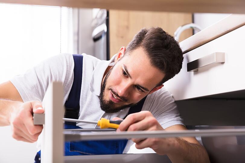Wenn der Schraubendreher im "ausgenudelten" Schraubenkopf keinen Halt mehr findet, hilft ein einfacher Trick: Legen Sie ein Gummiband zwischen Werkzeug und Schraube. Das erhöht die Griffigkeit und Sie können mit mehr Kontrolle drehen - ganz ohne Spezialwerkzeug. Was bei abgenutzten Schraubenköpfen hingegen wenig hilft: der Akkuschrauber und rohe Gewalt. Wenn der Schraubendreher im "ausgenudelten" Schraubenkopf keinen Halt mehr findet, hilft ein einfacher Trick: Legen Sie ein Gummiband zwischen Werkzeug und Schraube. Das erhöht die Griffigkeit und Sie können mit mehr Kontrolle drehen - ganz ohne Spezialwerkzeug. Was bei abgenutzten Schraubenköpfen hingegen wenig hilft: der Akkuschrauber und rohe Gewalt.