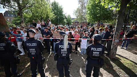 Der Besuch des Bundeskanzlers in H&uuml;rtgenwald wurde von Protesten begleitet.