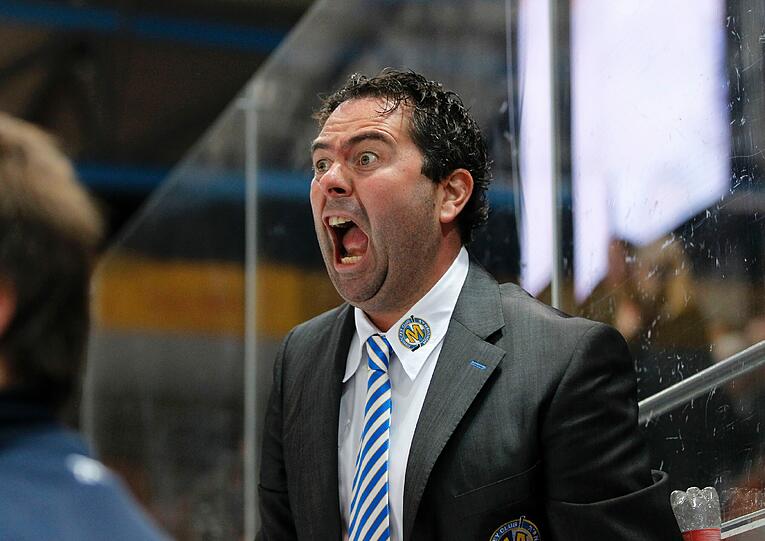 EHC-Manager Winkler rastet bei den Spielen an der Bande regelmäßig aus. Seine Frau sagt ihm vor dem Straubing-Spiel: &bdquo;Reg dich heute nicht so auf, das ist nicht gut für dich!&rdquo; Sein Arzt hat ihm aber geraten, die Emotionen rauszulassen.