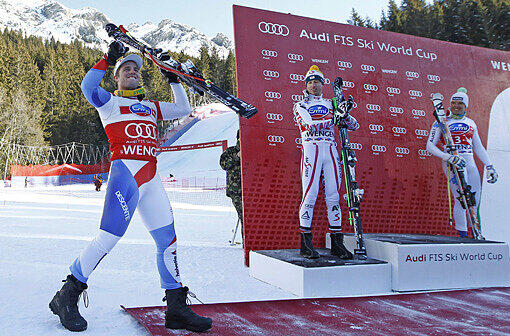 Der Schweizer Beat Feuz (links) freut sich sichtlich über seinen Sieg, bevor er aufs Podium steigt.