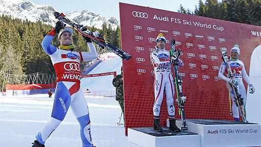 Der Schweizer Beat Feuz (links) freut sich sichtlich über seinen Sieg, bevor er aufs Podium steigt. Der Schweizer Beat Feuz (links) freut sich sichtlich über seinen Sieg, bevor er aufs Podium steigt.