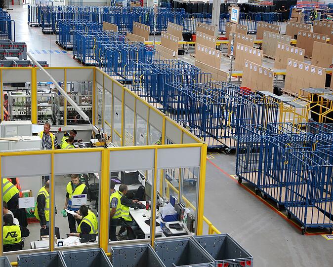 In dem gelben Glaskasten sitzen Amazon-Mitarbeiter und Subunternehmer. Sie koordinieren die Lieferungen.