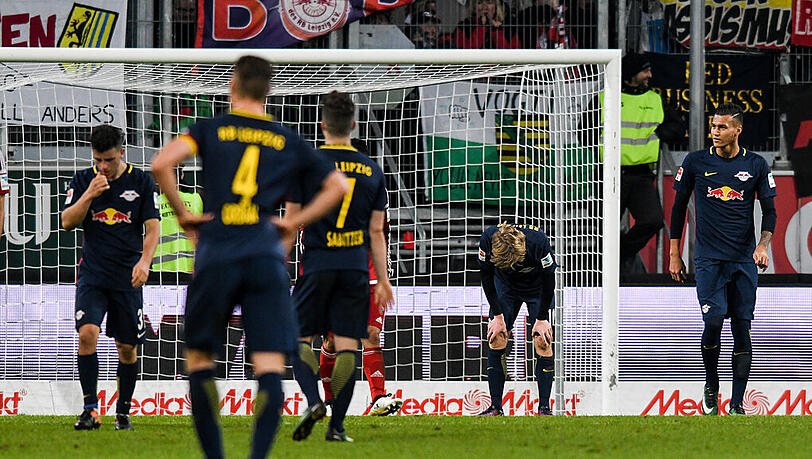 Mit hängenden Köpfen verließen die Spieler von RB Leipzig den Rasen von Ingolstadt: erste Saisonniederlage für den Aufsteiger und Tabellenführung verloren. Mit hängenden Köpfen verließen die Spieler von RB Leipzig den Rasen von Ingolstadt: erste Saisonniederlage für den Aufsteiger und Tabellenführung verloren.