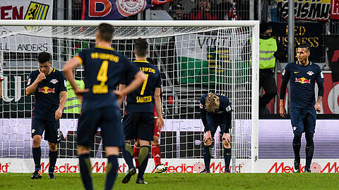 Mit hängenden Köpfen verließen die Spieler von RB Leipzig den Rasen von Ingolstadt: erste Saisonniederlage für den Aufsteiger und Tabellenführung verloren.