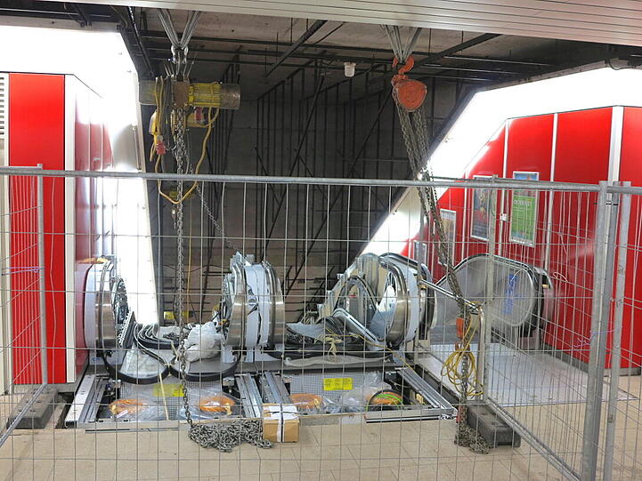 An der U-Bahnstation vom Ostbahnhof,  Eingang Nord ist bis Ende Mai eine Baustelle: drei Fahrtreppen werden ausgetauscht.