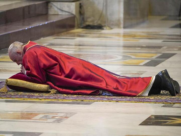Papst Franziskus wirft sich im Rahmen der Feier vor der traditionellen Kreuzweg-Prozession im Altarraum des Petersdoms nieder.