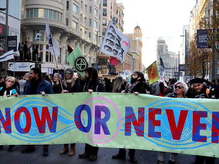 Aktivisten der Umweltbewegung Extinction Rebellion protestieren gegen die nicht nachhaltige Textilindustrie in der Innenstadt von Madrid.