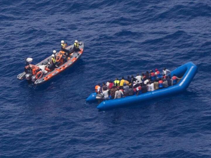 Aktivisten der deutschen Hilfsorganisation Sea-Watch retten Migranten vor der libyschen Küste.