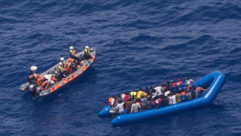 Aktivisten der deutschen Hilfsorganisation Sea-Watch retten Migranten vor der libyschen Küste. Aktivisten der deutschen Hilfsorganisation Sea-Watch retten Migranten vor der libyschen Küste.