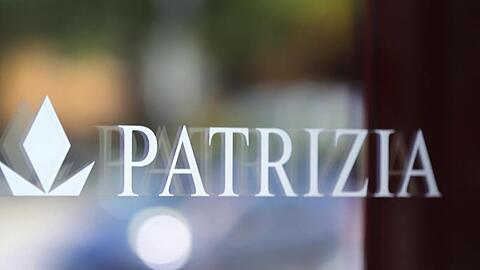 Logo und Schriftzug des Immobilienkonzerns Patrizia an der Eingangstür der Hauptverwaltung.