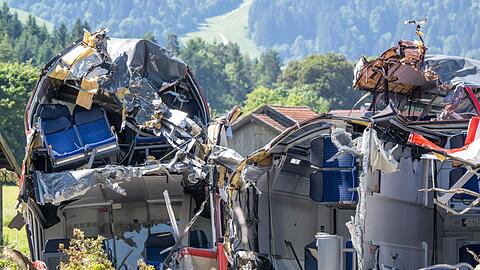 Nach dem Zugunglück mit Toten und Verletzten sind die letzten Zugteile geborgen worden.