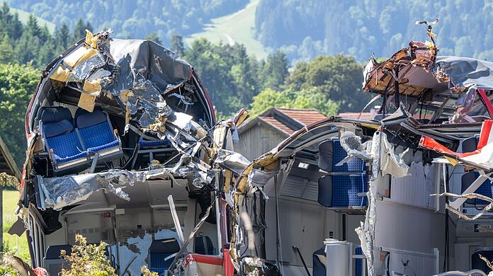 Nach dem Zugunglück mit Toten und Verletzten sind die letzten Zugteile geborgen worden.