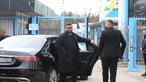Die rund 20 Minuten an der Grünwalder Straße nutzte Hasan Ismaik (l.) auch, um Trainer Argirios Giannikis die Freude über die aktuellen Ergebnisse mitzuteilen.