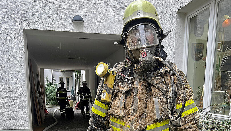 So sieht einer der Feuerwehrleute aus nach dem Brand in einer Schreinerei in München Haidhausen So sieht einer der Feuerwehrleute aus nach dem Brand in einer Schreinerei in München Haidhausen