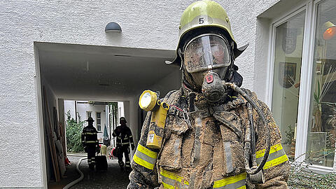 So sieht einer der Feuerwehrleute aus nach dem Brand in einer Schreinerei in München Haidhausen
