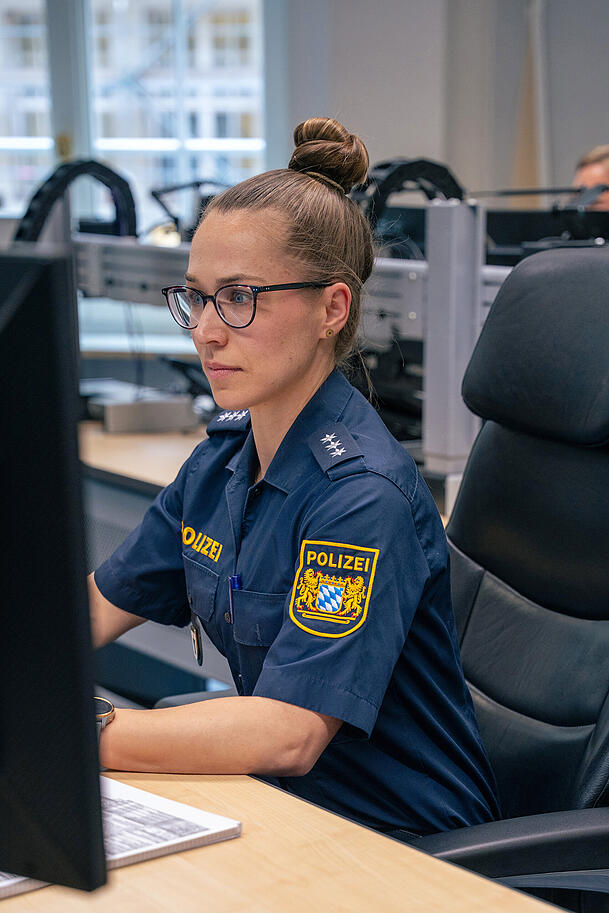 Höchste Konzentration ist erforderlich, wenn jemand den Polizeinotruf 110 wählt. Höchste Konzentration ist erforderlich, wenn jemand den Polizeinotruf 110 wählt.