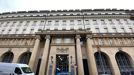 Früher hat sich hier in diesem Gebäude mit der Adresse Unterer Anger 3 die Verwaltung der Stadtwerke befunden. Inzwischen gehört das Gebäude der Stadt. Doch die will es jetzt wieder los werden.