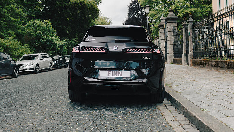 Ein BMW iX3 50 xDrive mit einem Finn-Kennzeichen. Das Münchner Start-up bietet neue Autos von über 25 Marken als Abo an. Ein BMW iX3 50 xDrive mit einem Finn-Kennzeichen. Das Münchner Start-up bietet neue Autos von über 25 Marken als Abo an.