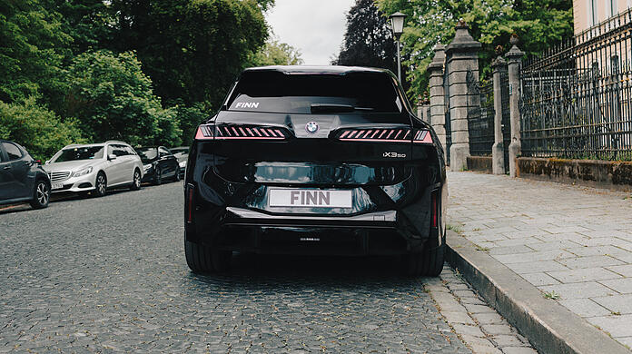 Ein BMW iX3 50 xDrive mit einem Finn-Kennzeichen. Das Münchner Start-up bietet neue Autos von über 25 Marken als Abo an. Ein BMW iX3 50 xDrive mit einem Finn-Kennzeichen. Das Münchner Start-up bietet neue Autos von über 25 Marken als Abo an.