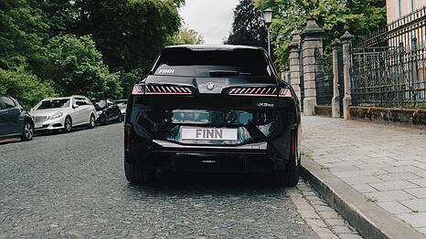 Ein BMW iX3 50 xDrive mit einem Finn-Kennzeichen. Das M&uuml;nchner Start-up bietet neue Autos von &uuml;ber 25 Marken als Abo an.