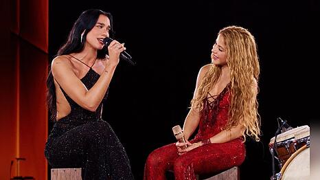 Dua Lipa (li.) performte mit Shakira in Madrid.