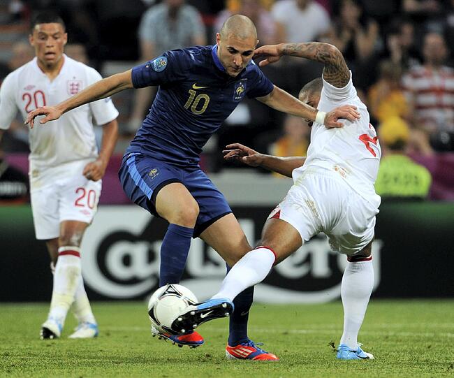 Spiel der Gruppe D, Frankreich - England, am Montag in der Donbass-Arena im ukrainischen Donezk: Englands Alex Oxlade-Chamberlain (l.) beobachtet den Zweikampf von Frankreichs Karim Benzema (M.) und Englands Glen Johnson.