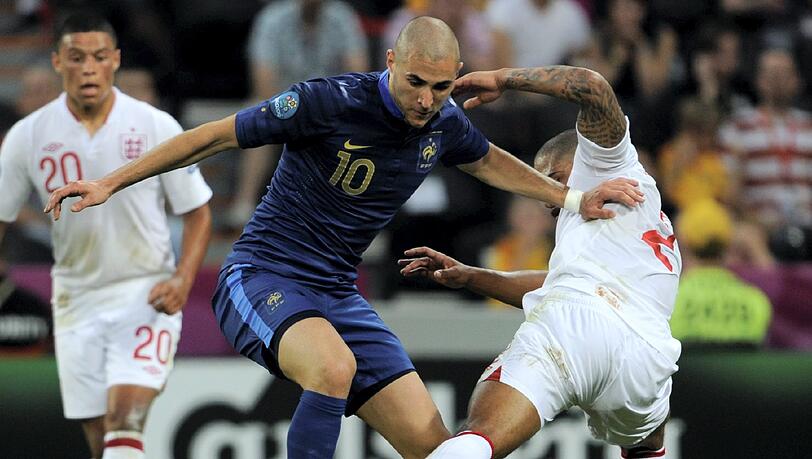 Spiel der Gruppe D, Frankreich - England, am Montag in der Donbass-Arena im ukrainischen Donezk: Englands Alex Oxlade-Chamberlain (l.) beobachtet den Zweikampf von Frankreichs Karim Benzema (M.) und Englands Glen Johnson.