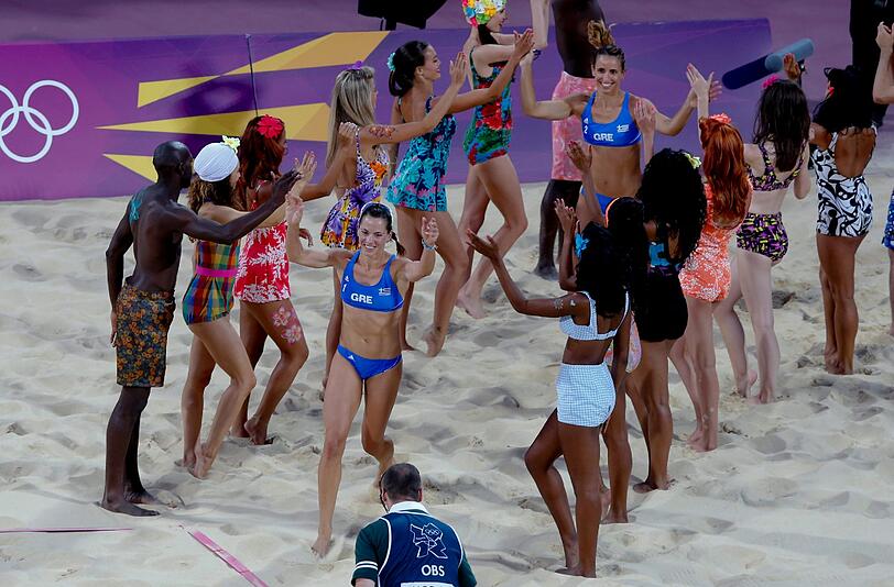 Wummernde Beats, tanzende Fans, knappe Bikinis und die besten Beachvolleyballer der Welt: Beim olympischen Turnier auf dem Horse Guards Parade wird ausgelassen gefeiert.
