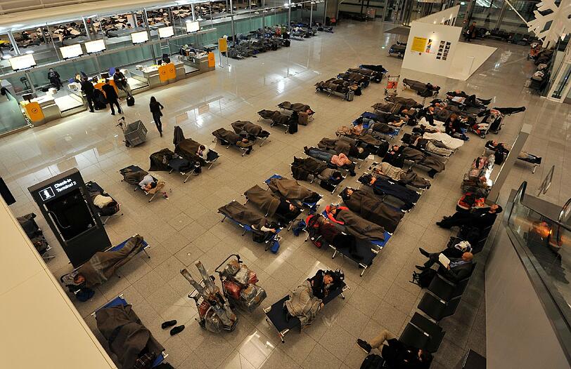 Gestrandet: Passagiere liegen auf Feldbetten, sie werden mit Decken und Getränken versorgt.