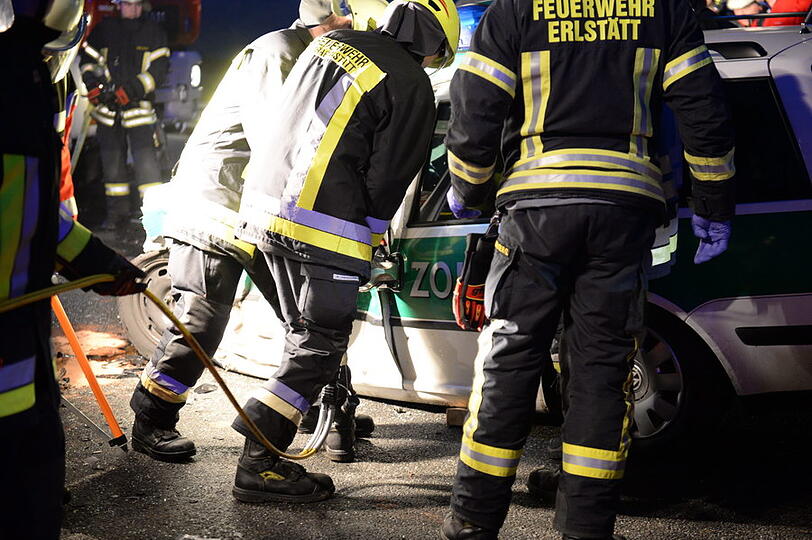 Ein Linienbus und zwei Autos sind am Montag bei Grabenstätt (Kreis Traunstein) zusammengestoßen. Die Bilder von der Unfallstelle.